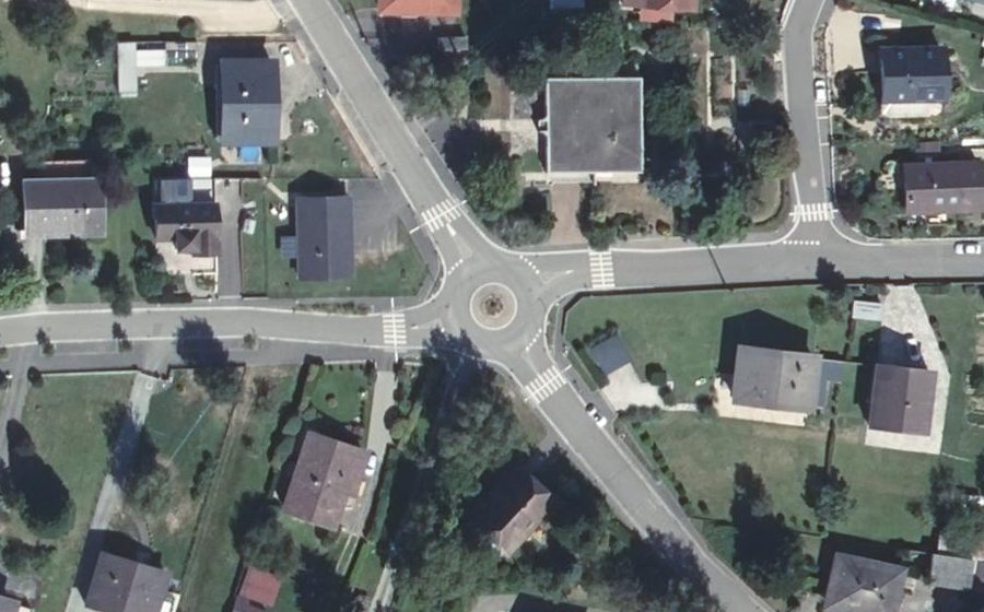 Vue aérienne du Rond-point anonyme n°366557436