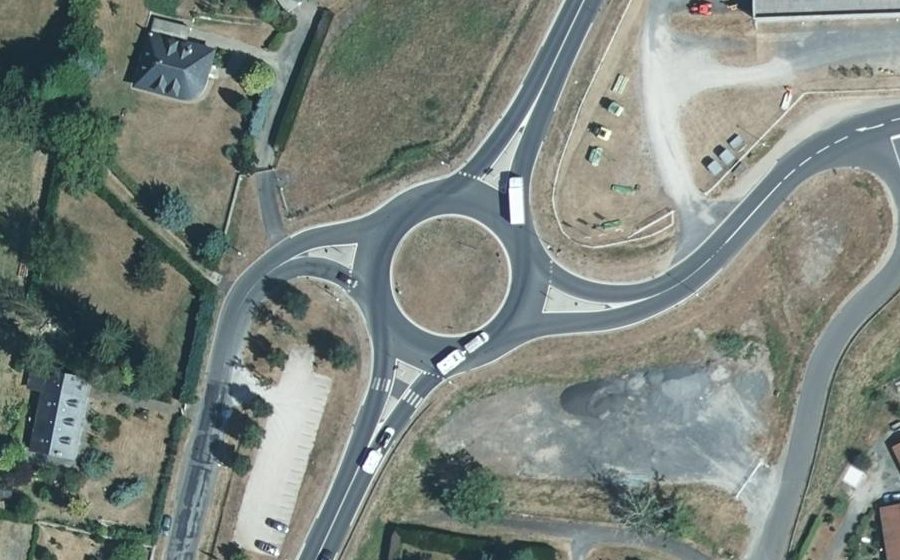 Vue aérienne du Rond-point anonyme n°366772339