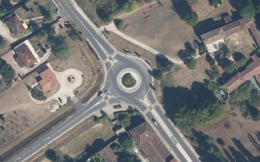 Vue aérienne du Rond-point anonyme n°366777445