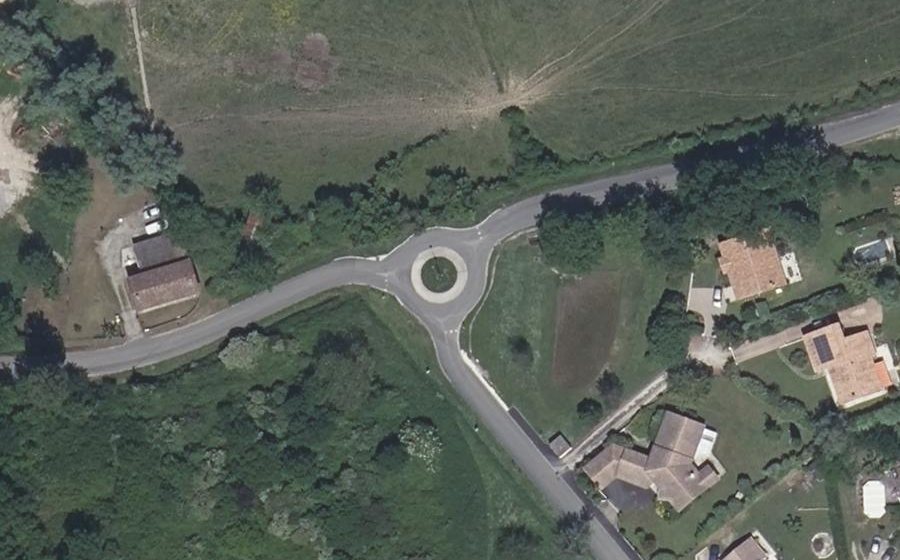 Vue aérienne du Rond-point anonyme n°366827503