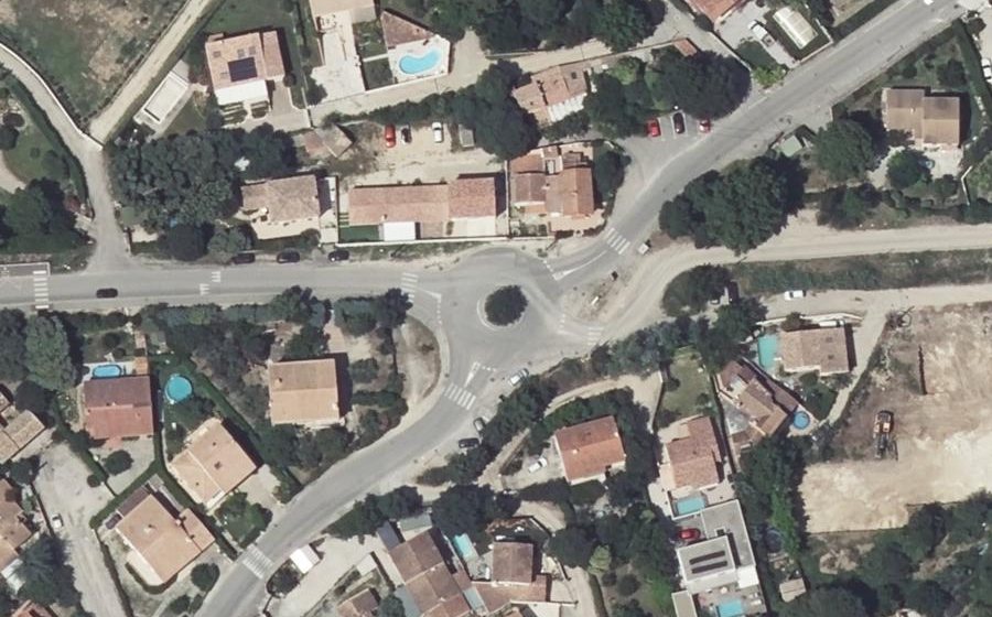 Vue aérienne du Rond-point anonyme n°366838803