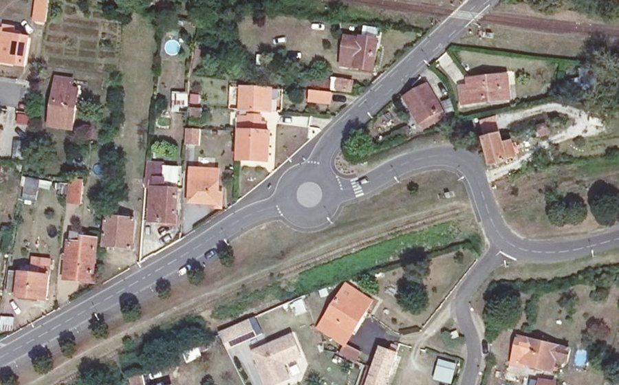 Vue aérienne du Rond-point anonyme n°366848633