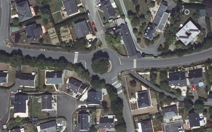 Vue aérienne du Rond-point anonyme n°366879033