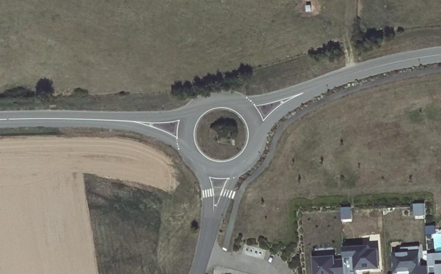 Vue aérienne du Rond-point anonyme n°366879222