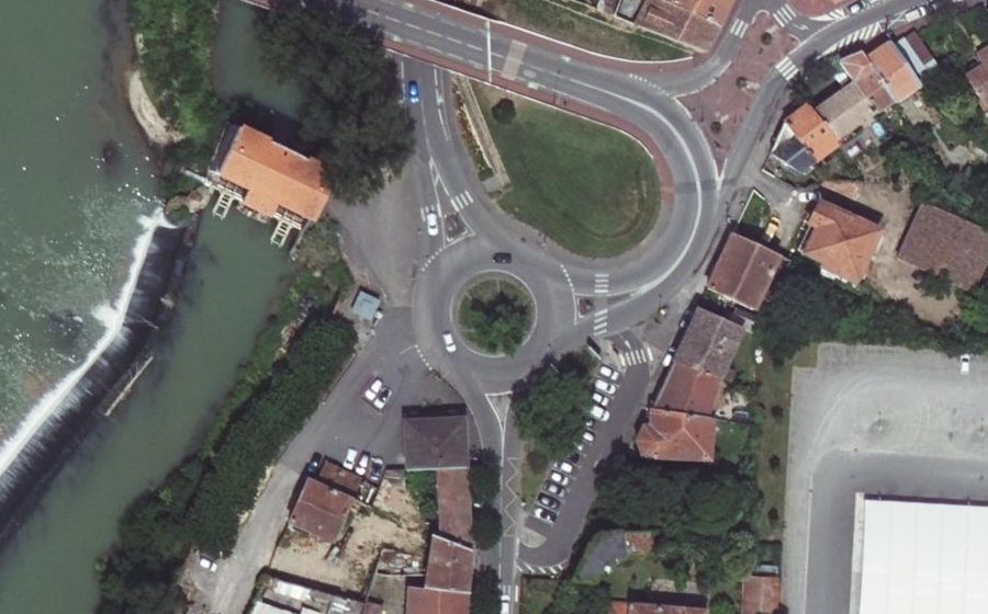 Vue aérienne du Rond-point anonyme n°36696177