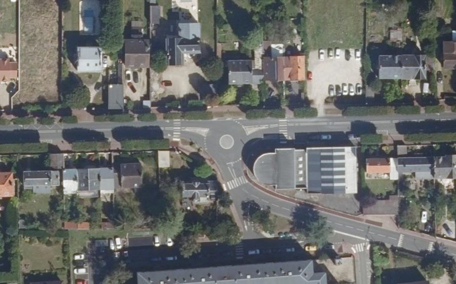 Vue aérienne du Rond-point anonyme n°366970387