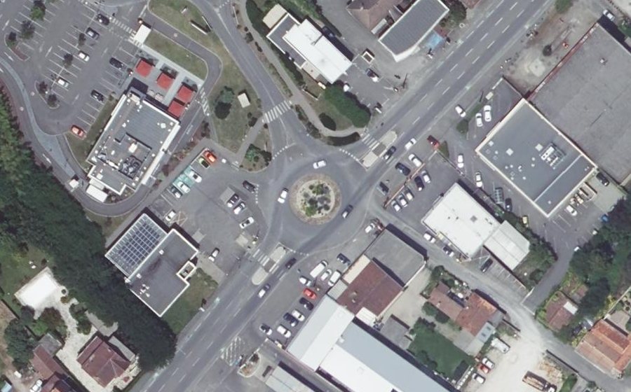 Vue aérienne du Rond-point anonyme n°36700832