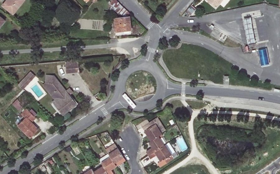 Vue aérienne du Rond-point anonyme n°36702406