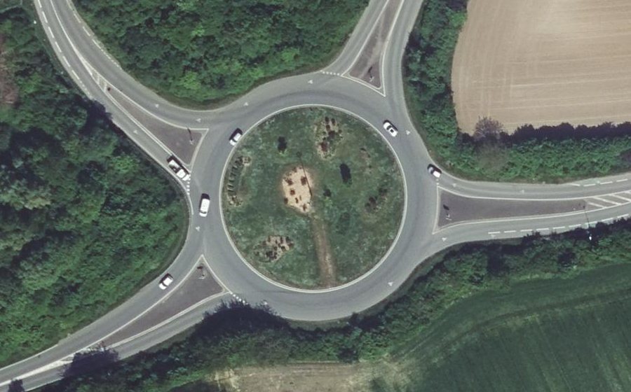 Vue aérienne du Rond-point anonyme n°36703544