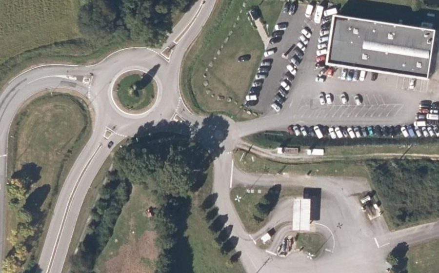 Vue aérienne du Rond-point anonyme n°367044515