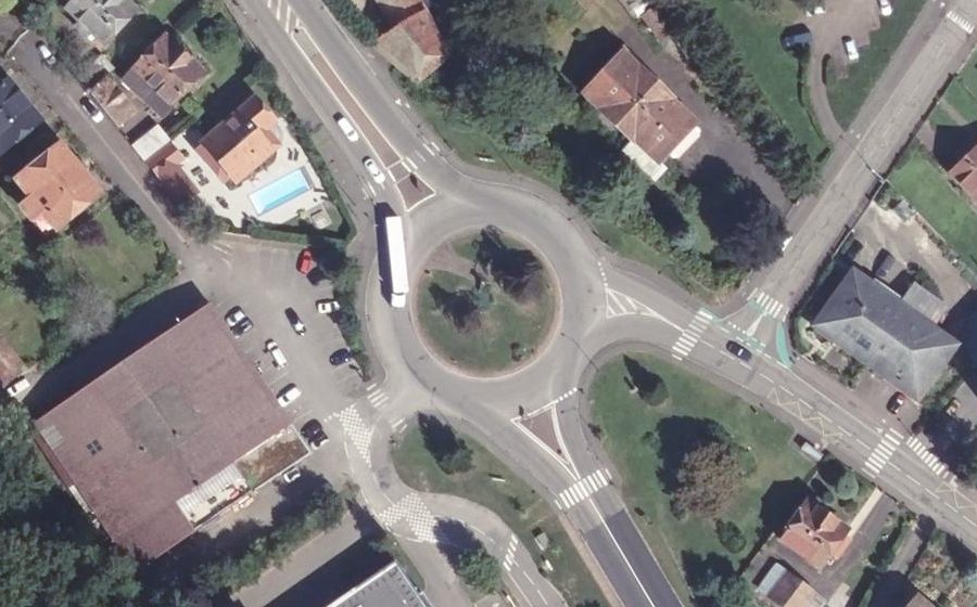 Vue aérienne du Rond-point anonyme n°36705642
