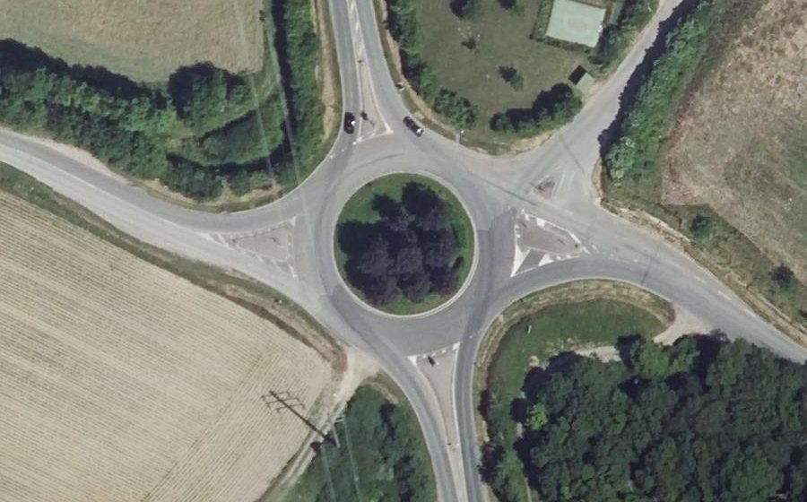 Vue aérienne du Rond-point anonyme n°367088142