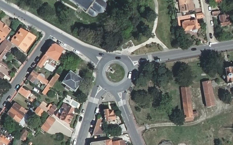 Vue aérienne du Rond-point anonyme n°36713794