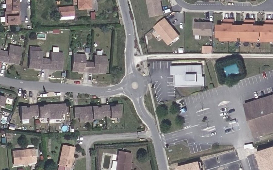 Vue aérienne du Rond-point anonyme n°367213517
