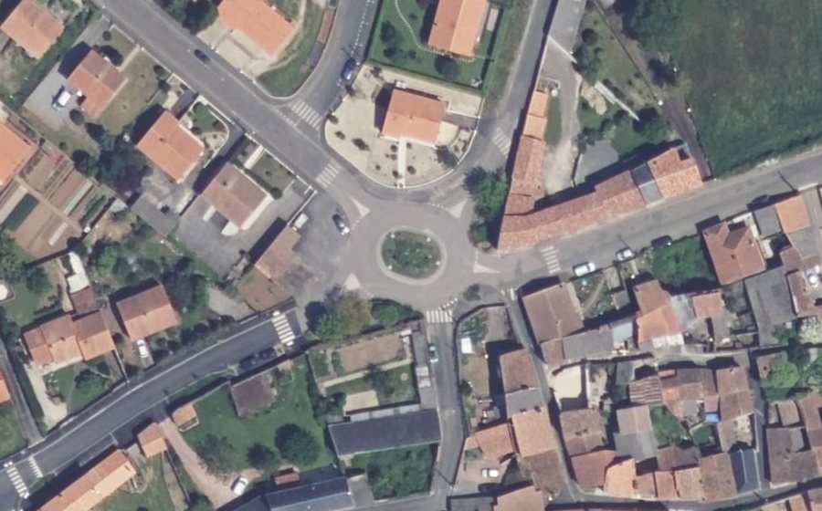 Vue aérienne du Rond-point anonyme n°367240096