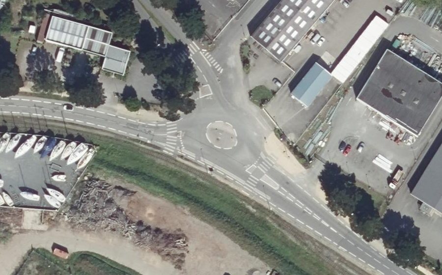 Vue aérienne du Rond-point anonyme n°367273211