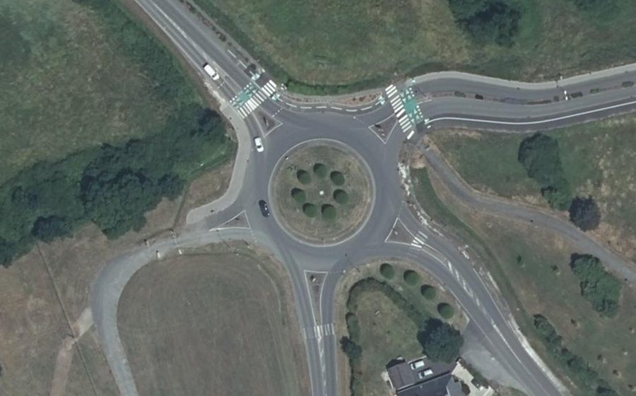 Vue aérienne du Rond-point anonyme n°367274674