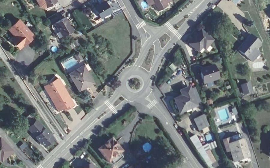Vue aérienne du Rond-point anonyme n°36729349
