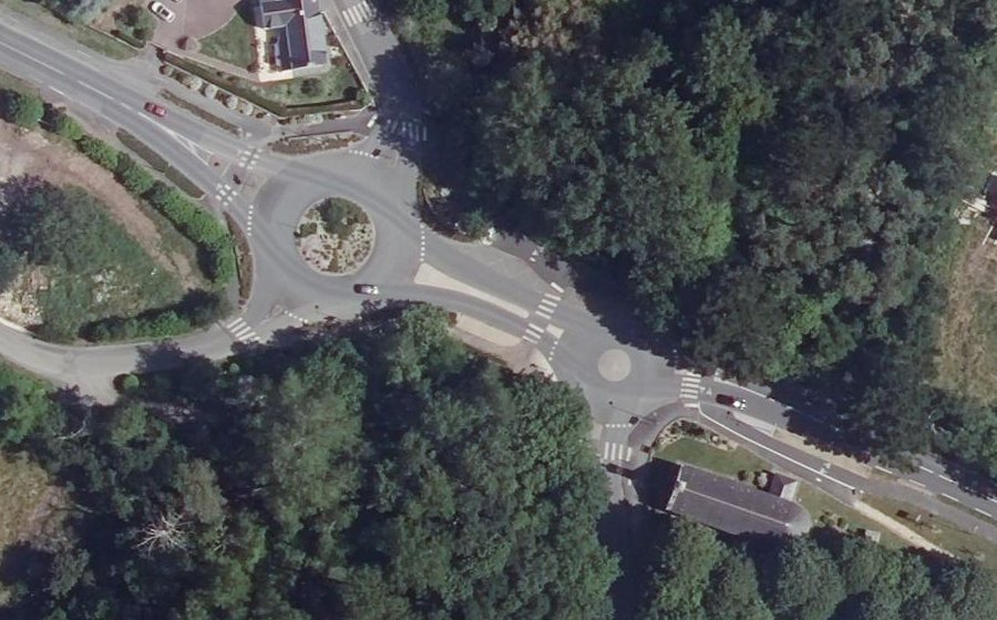 Vue aérienne du Rond-point anonyme n°36732689