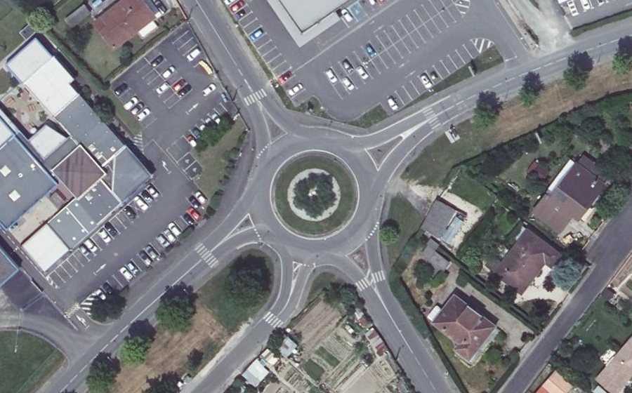 Vue aérienne du Rond-point anonyme n°36739056