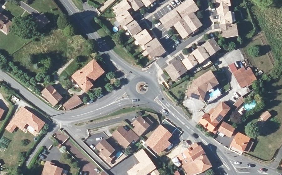 Vue aérienne du Rond-point anonyme n°367395433