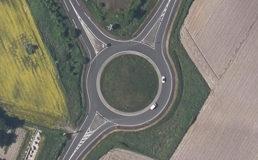 Vue aérienne du Rond-point anonyme n°367430169