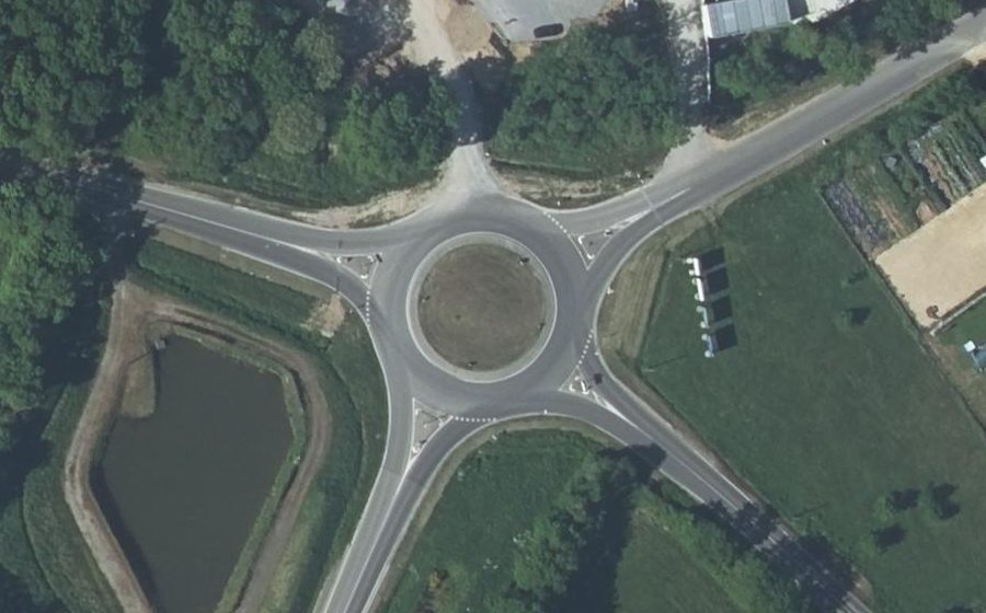 Vue aérienne du Rond-point anonyme n°367430186