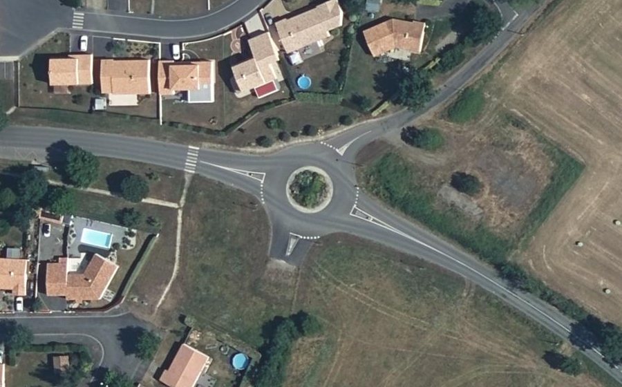 Vue aérienne du Rond-point anonyme n°367430189
