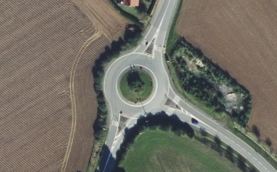 Vue aérienne du Rond-point anonyme n°36743474