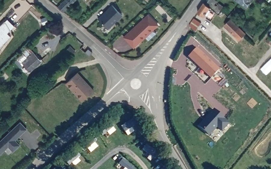 Vue aérienne du Rond-point anonyme n°367464060