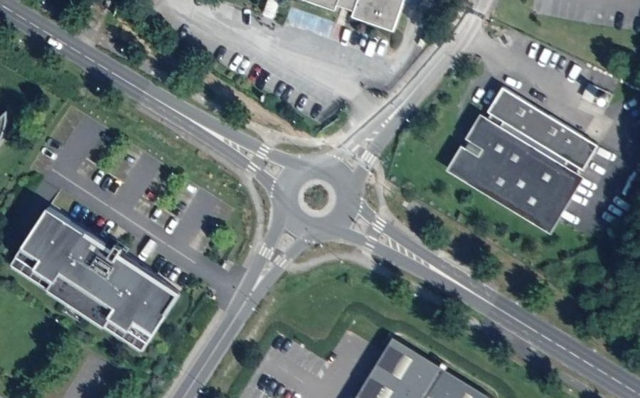 Vue aérienne du Rond-point anonyme n°367486204