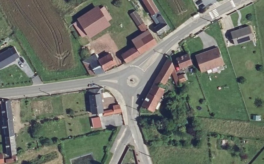 Vue aérienne du Rond-point anonyme n°367494660