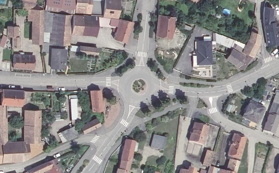 Vue aérienne du Rond-point anonyme n°36770313