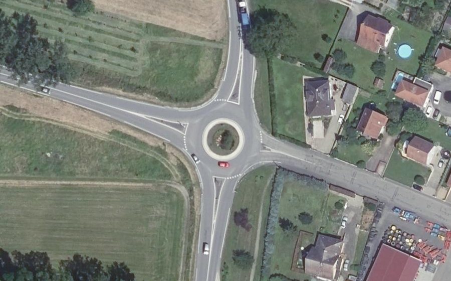 Vue aérienne du Rond-point anonyme n°36770443