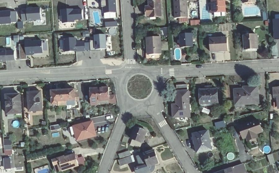 Vue aérienne du Rond-point anonyme n°36771324