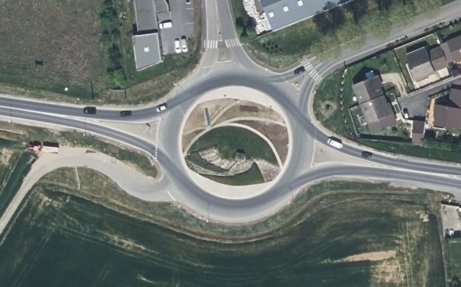 Vue aérienne du Rond-point anonyme n°367787033