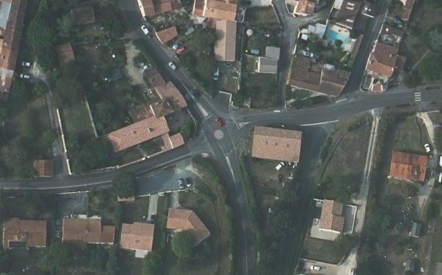 Vue aérienne du Rond-point anonyme n°367951042