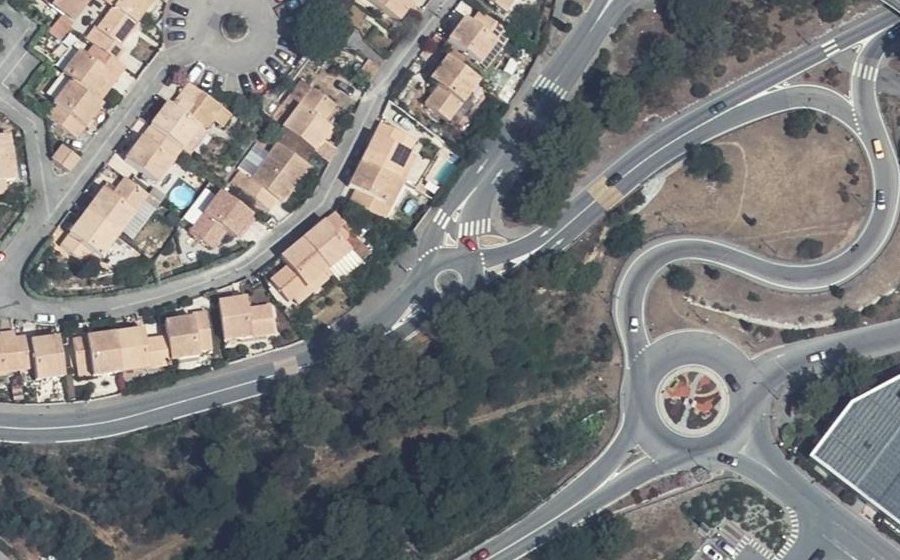 Vue aérienne du Rond-point anonyme n°367975708