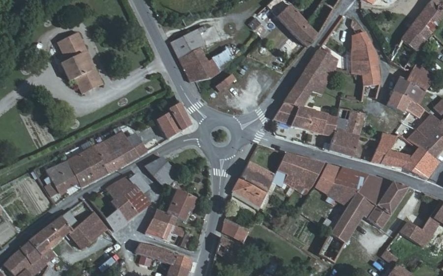 Vue aérienne du Rond-point anonyme n°367994781