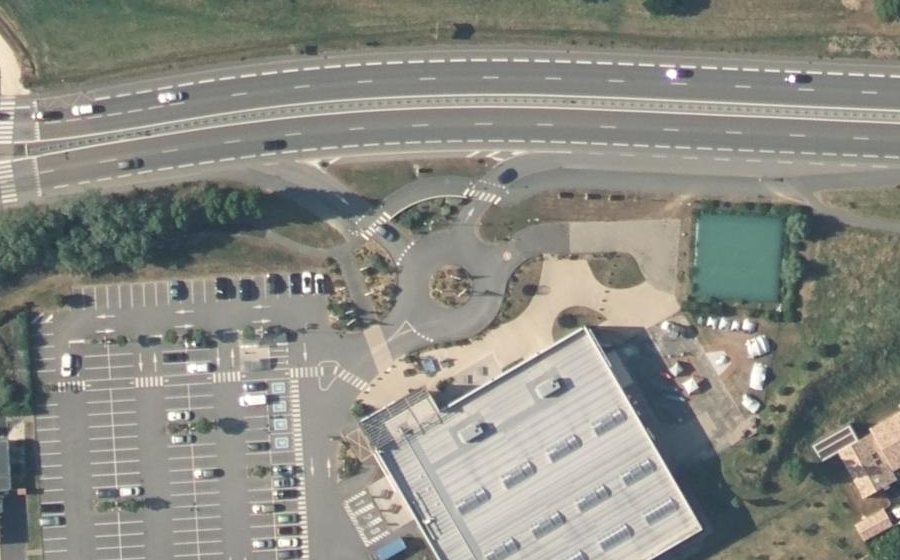 Vue aérienne du Rond-point anonyme n°368095223