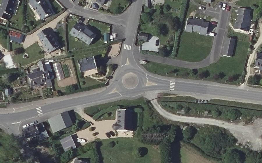 Vue aérienne du Rond-point anonyme n°368131109