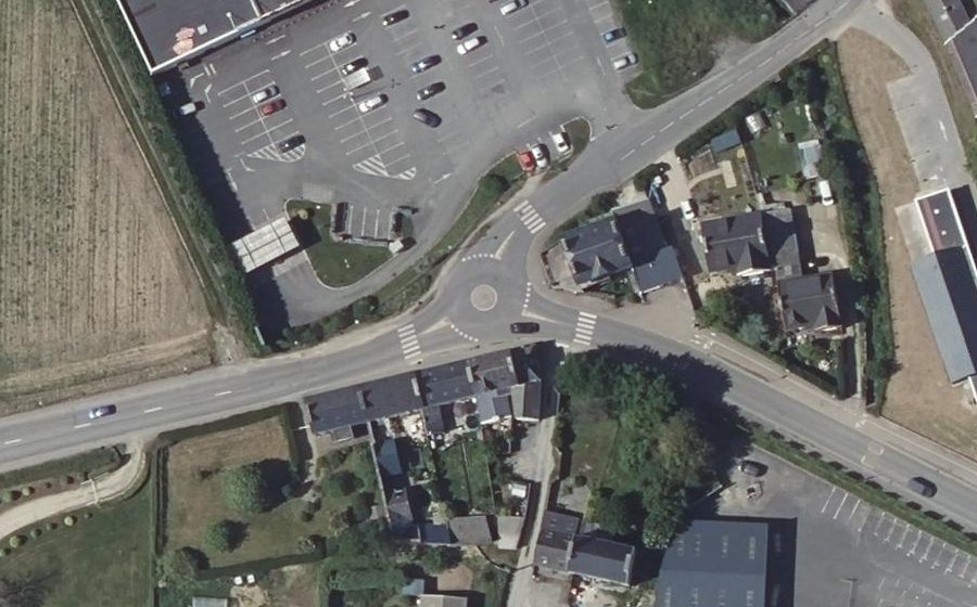 Vue aérienne du Rond-point anonyme n°368131112