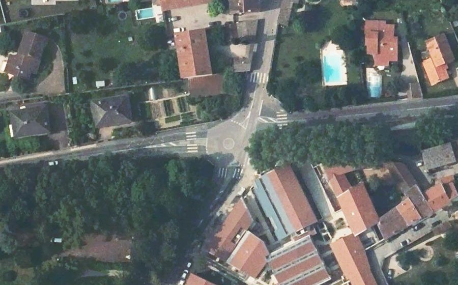 Vue aérienne du Rond-point anonyme n°368131208