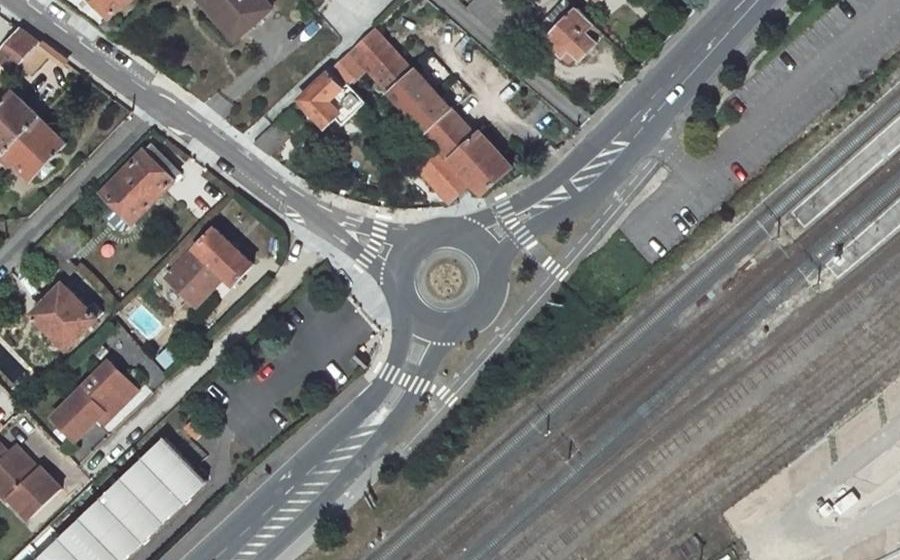 Vue aérienne du Rond-point anonyme n°368131210