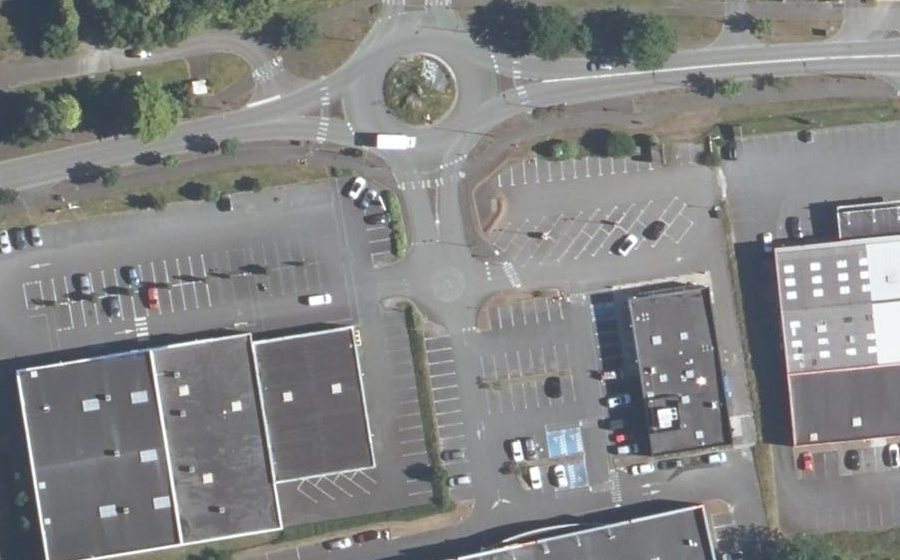 Vue aérienne du Rond-point anonyme n°368135283