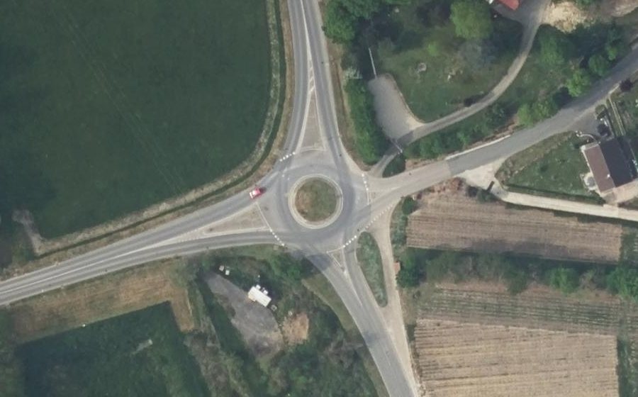 Vue aérienne du Rond-point anonyme n°368302503