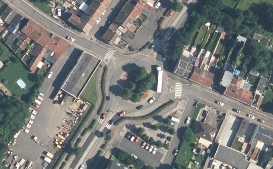 Vue aérienne du Rond-point anonyme n°368309039