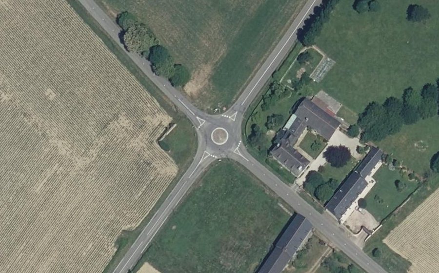 Vue aérienne du Rond-point anonyme n°36832624