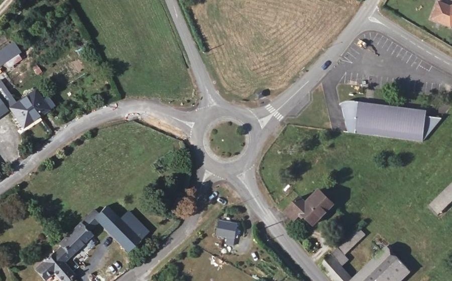 Vue aérienne du Rond-point anonyme n°36832626