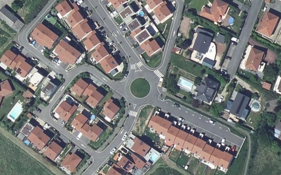 Vue aérienne du Rond-point anonyme n°368332040